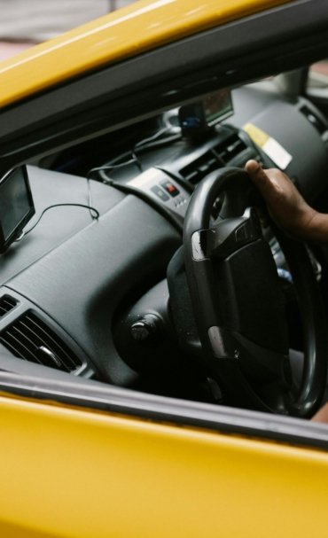 pexels-tim-samuel-5835319